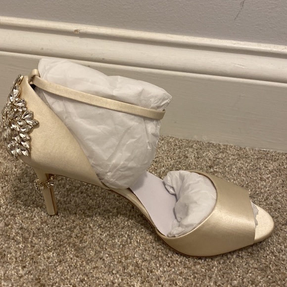 NIB stunning Badgley Mischka Vienna ivory satin shoes. Size 9. - Picture 10 of 15